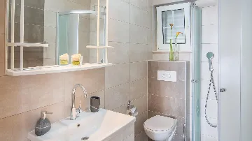 Sea-View Balcony Apartment in Okrug Gornji