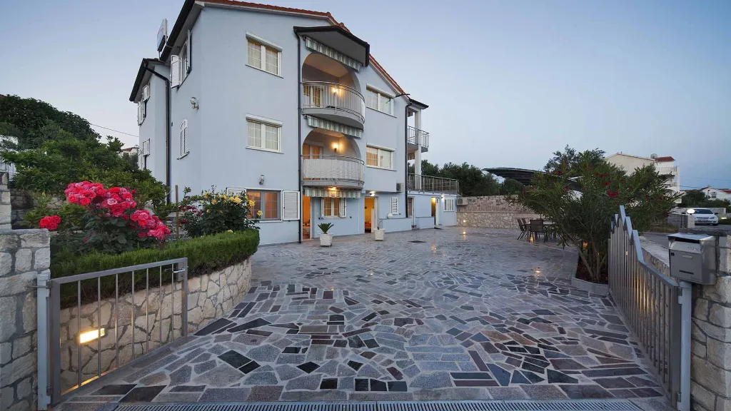 Sea-View Balcony Apartment in Okrug Gornji