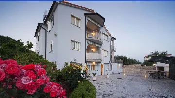 Sea-View Balcony Apartment in Okrug Gornji