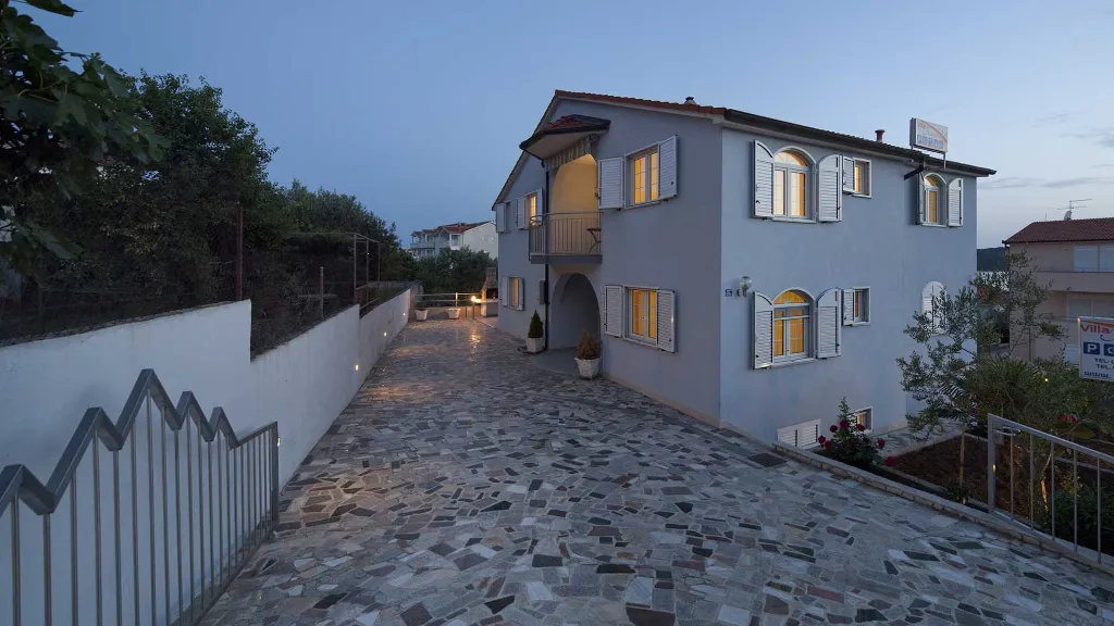 Sea-View Balcony Apartment in Okrug Gornji