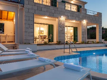 Villa with Pool in Milna for 8 Guests