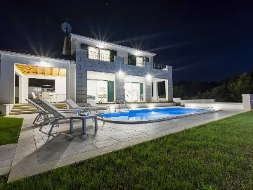 Villa with Pool in Milna for 8 Guests