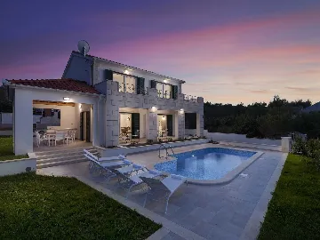 Villa with Pool in Milna for 8 Guests