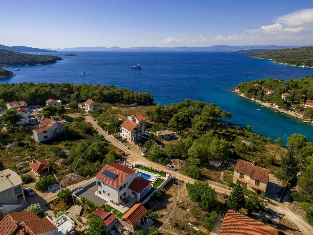 Villa with Pool in Milna for 8 Guests