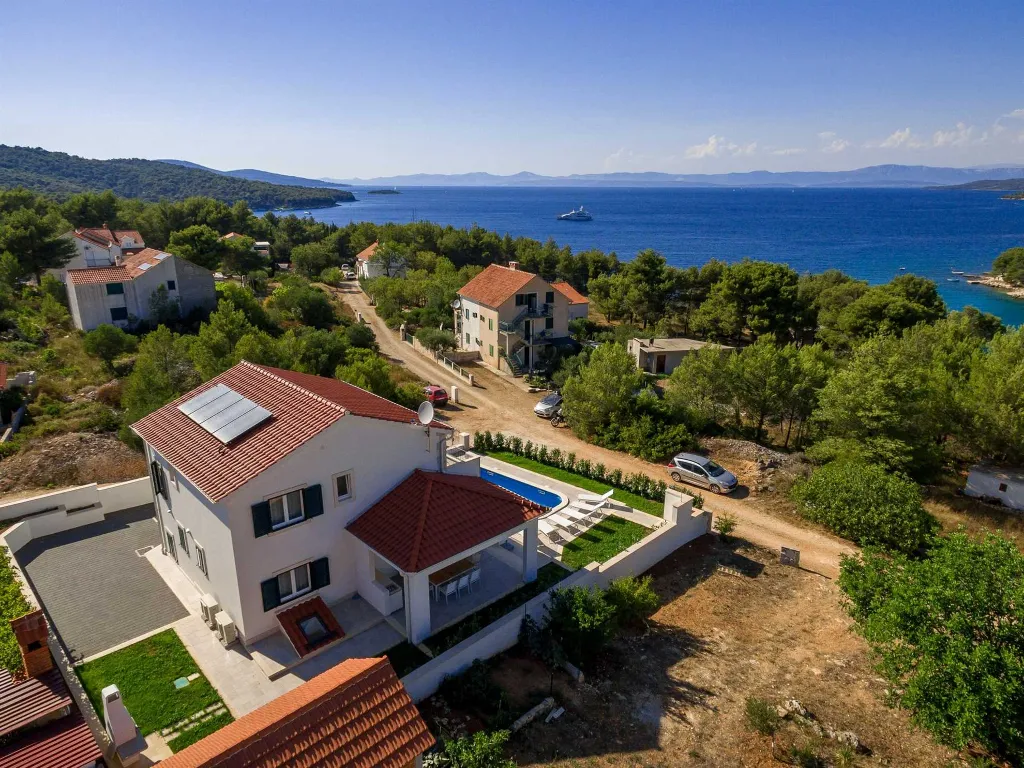 Villa with Pool in Milna for 8 Guests