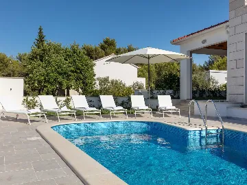 Villa with Pool in Milna for 8 Guests