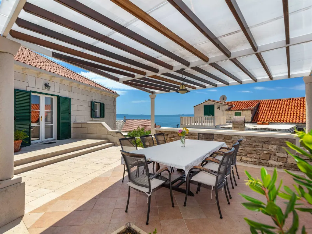 4-Bedroom Villa for 8-10 Guests in Sumartin