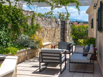 4-Bedroom Villa for 8-10 Guests in Sumartin