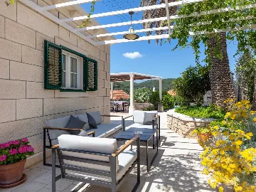 4-Bedroom Villa for 8-10 Guests in Sumartin