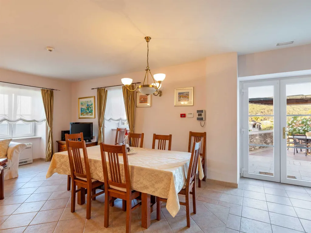 4-Bedroom Villa for 8-10 Guests in Sumartin