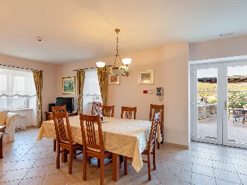 4-Bedroom Villa for 8-10 Guests in Sumartin