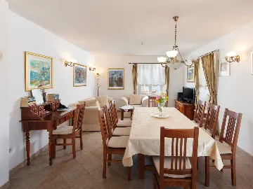 4-Bedroom Villa for 8-10 Guests in Sumartin