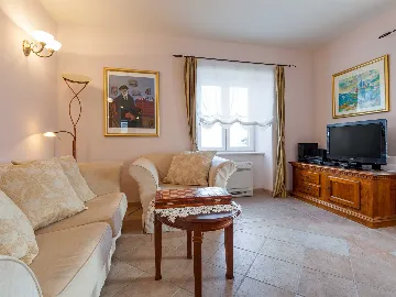 4-Bedroom Villa for 8-10 Guests in Sumartin