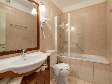 4-Bedroom Villa for 8-10 Guests in Sumartin