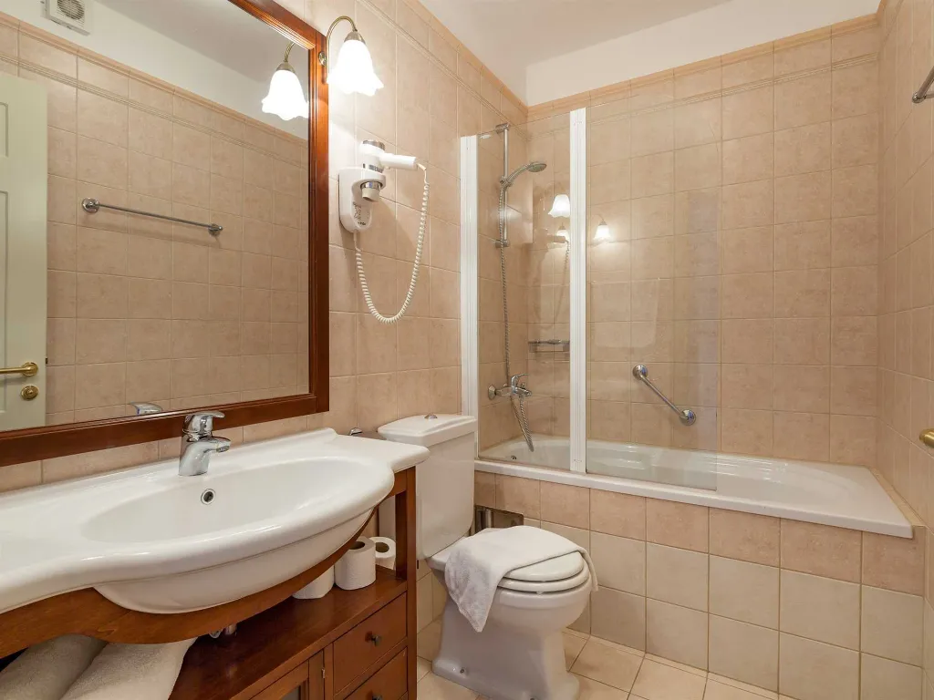 4-Bedroom Villa for 8-10 Guests in Sumartin