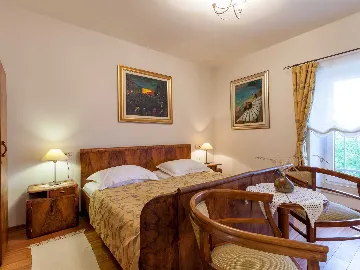 4-Bedroom Villa for 8-10 Guests in Sumartin