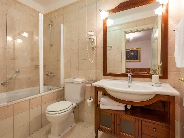 4-Bedroom Villa for 8-10 Guests in Sumartin