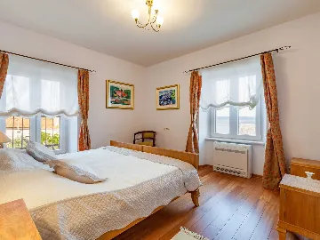 4-Bedroom Villa for 8-10 Guests in Sumartin