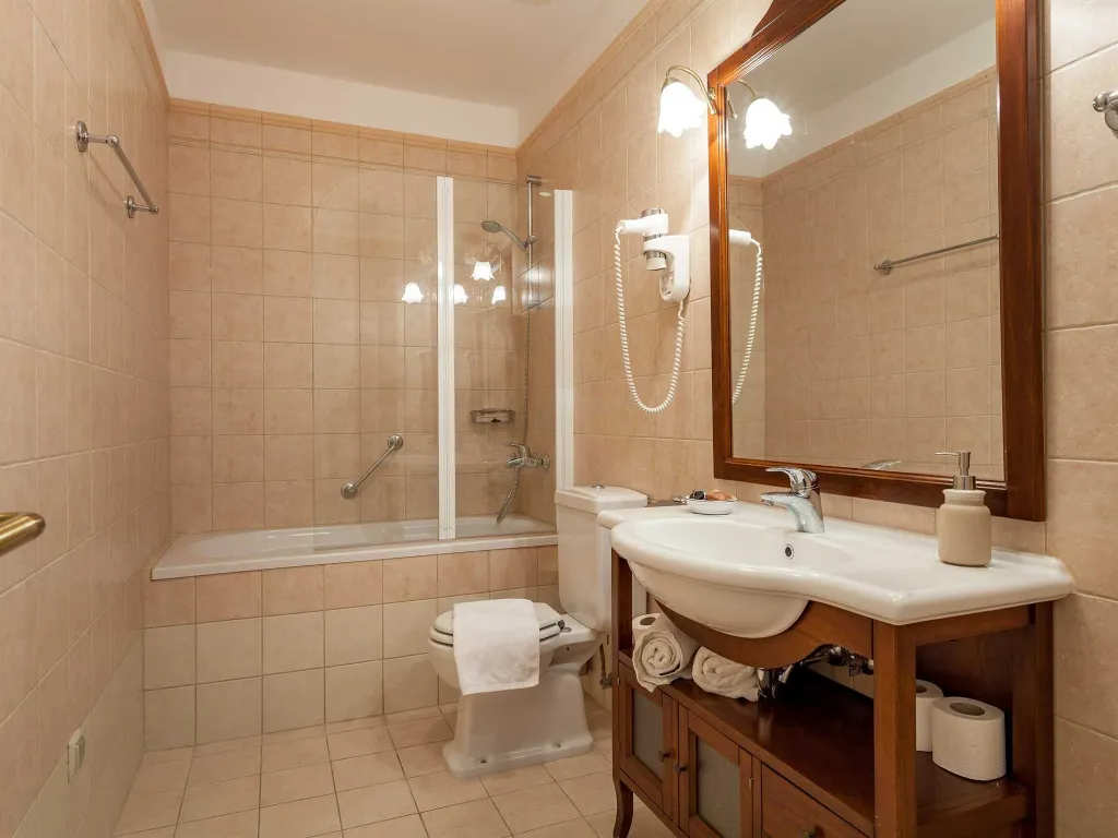 4-Bedroom Villa for 8-10 Guests in Sumartin
