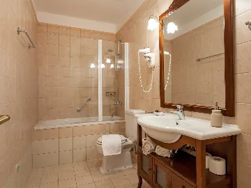 4-Bedroom Villa for 8-10 Guests in Sumartin