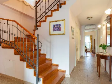 4-Bedroom Villa for 8-10 Guests in Sumartin