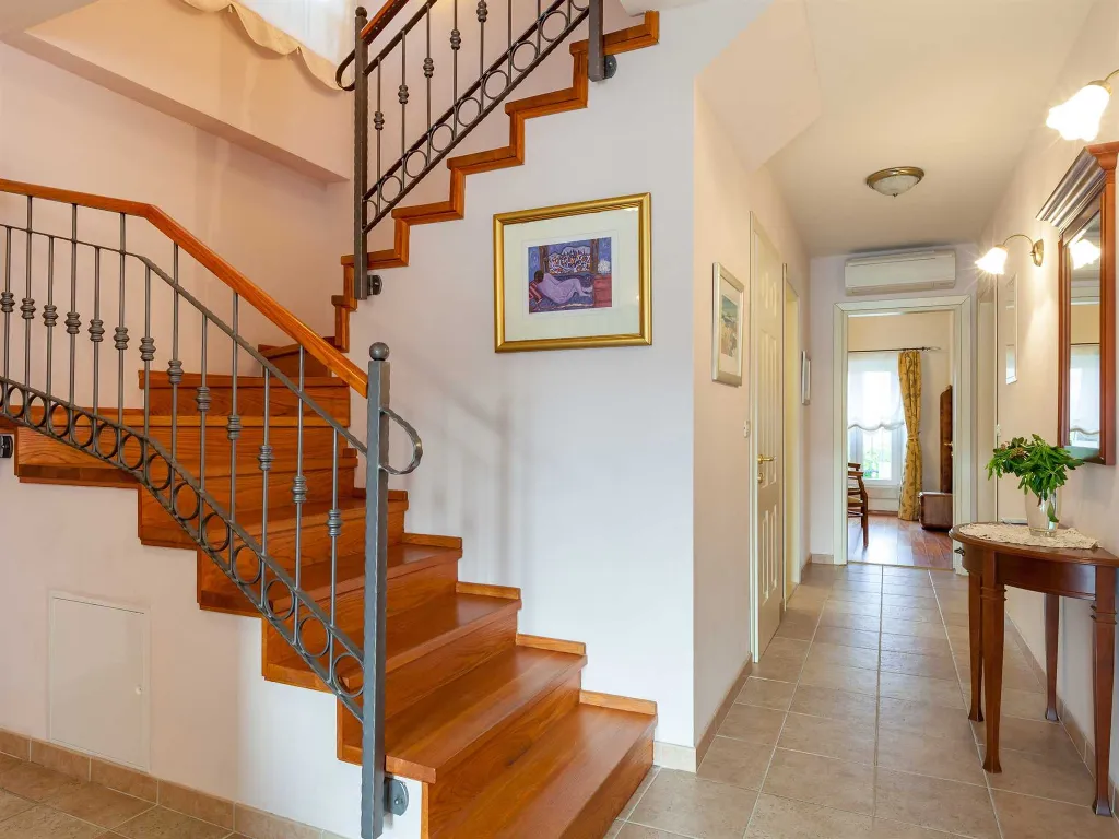 4-Bedroom Villa for 8-10 Guests in Sumartin