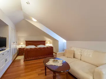 4-Bedroom Villa for 8-10 Guests in Sumartin