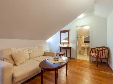 4-Bedroom Villa for 8-10 Guests in Sumartin