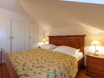 4-Bedroom Villa for 8-10 Guests in Sumartin