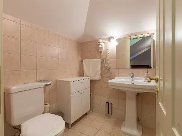 4-Bedroom Villa for 8-10 Guests in Sumartin