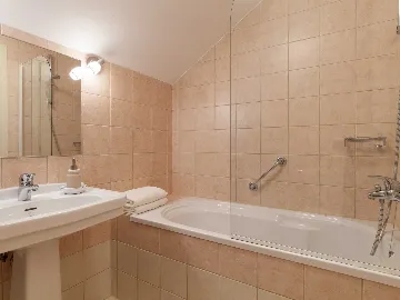 4-Bedroom Villa for 8-10 Guests in Sumartin