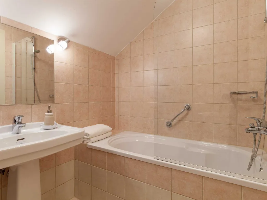4-Bedroom Villa for 8-10 Guests in Sumartin