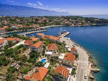 4-Bedroom Villa for 8-10 Guests in Sumartin