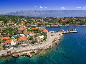 4-Bedroom Villa for 8-10 Guests in Sumartin