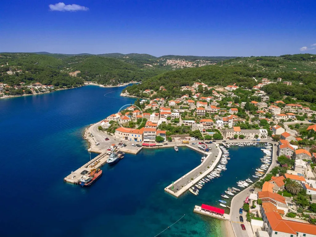 4-Bedroom Villa for 8-10 Guests in Sumartin