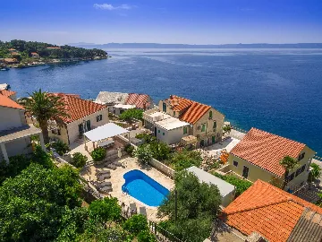 4-Bedroom Villa for 8-10 Guests in Sumartin