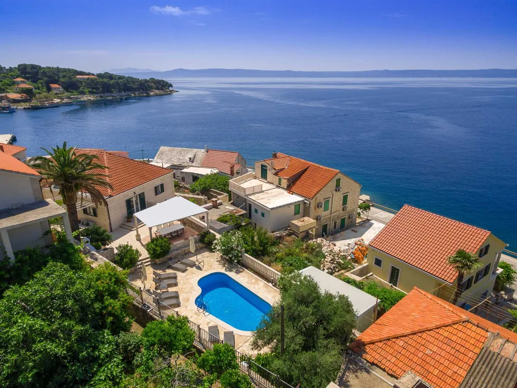 4-Bedroom Villa for 8-10 Guests in Sumartin