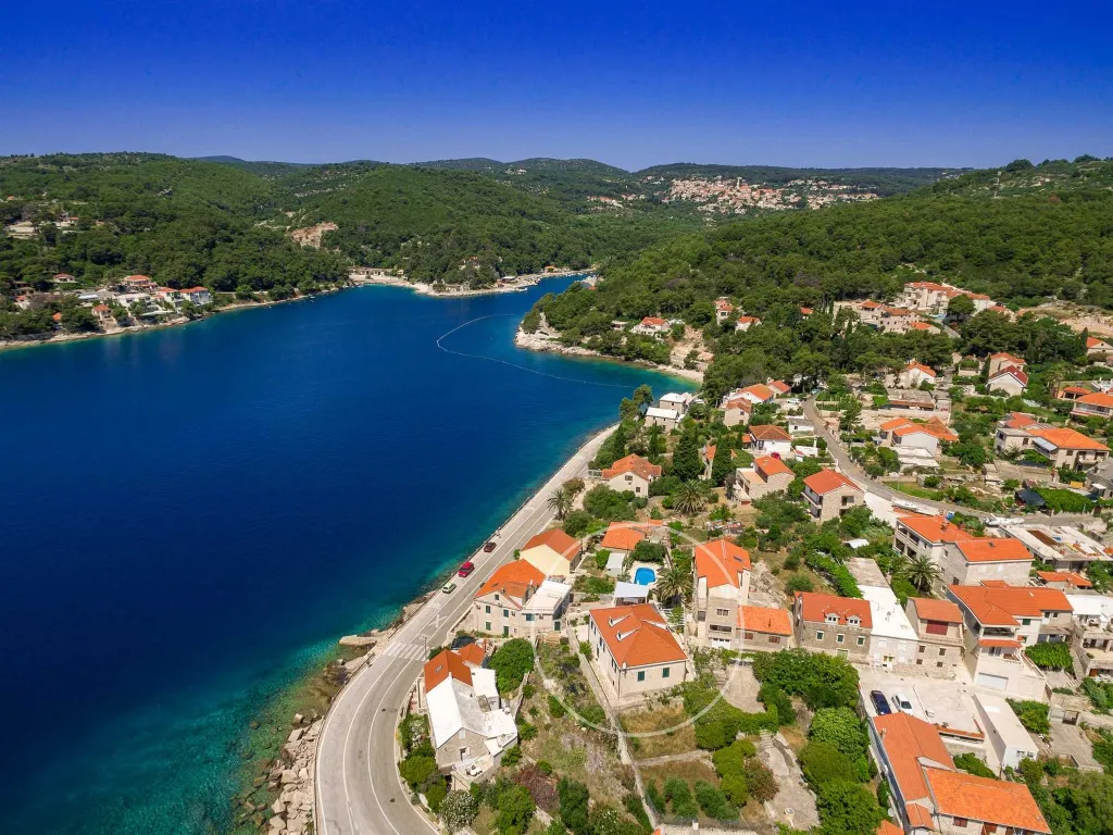 4-Bedroom Villa for 8-10 Guests in Sumartin
