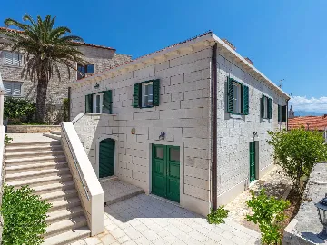 4-Bedroom Villa for 8-10 Guests in Sumartin