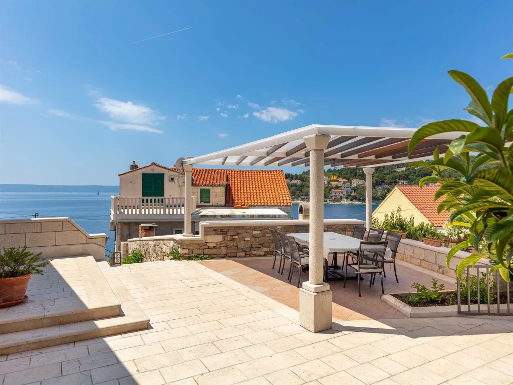 4-Bedroom Villa for 8-10 Guests in Sumartin