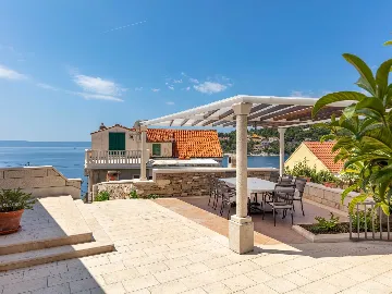 4-Bedroom Villa for 8-10 Guests in Sumartin