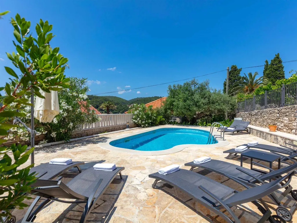4-Bedroom Villa for 8-10 Guests in Sumartin