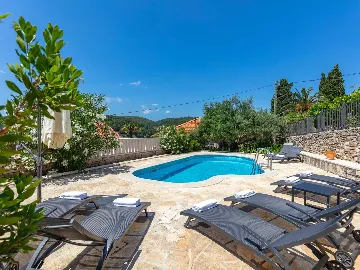 4-Bedroom Villa for 8-10 Guests in Sumartin