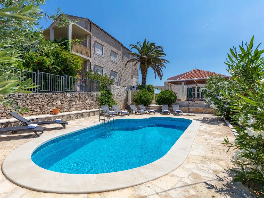 4-Bedroom Villa for 8-10 Guests in Sumartin