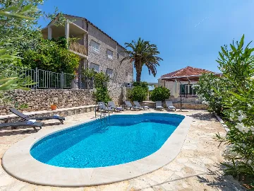 4-Bedroom Villa for 8-10 Guests in Sumartin