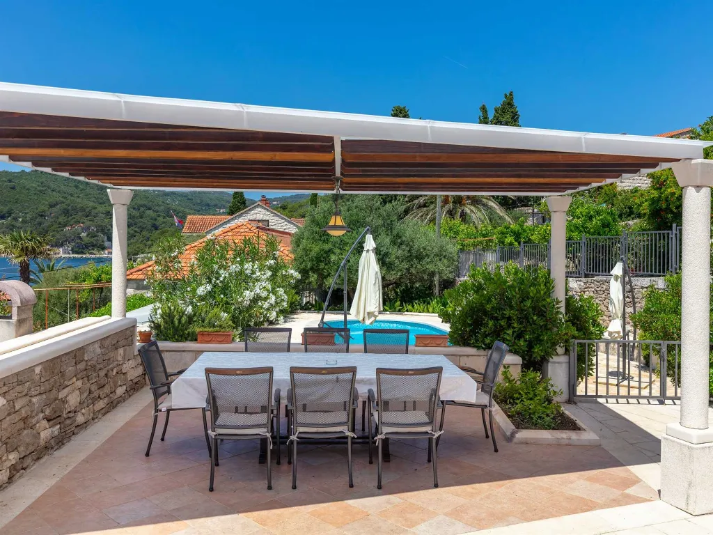 4-Bedroom Villa for 8-10 Guests in Sumartin