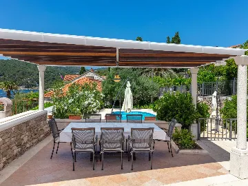 4-Bedroom Villa for 8-10 Guests in Sumartin