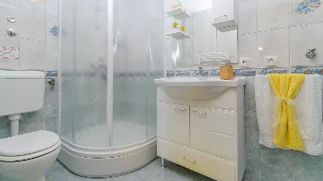 Apartment with Covered Terrace in Okrug Gornji