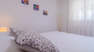 Apartment with Covered Terrace in Okrug Gornji