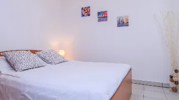 Apartment with Covered Terrace in Okrug Gornji